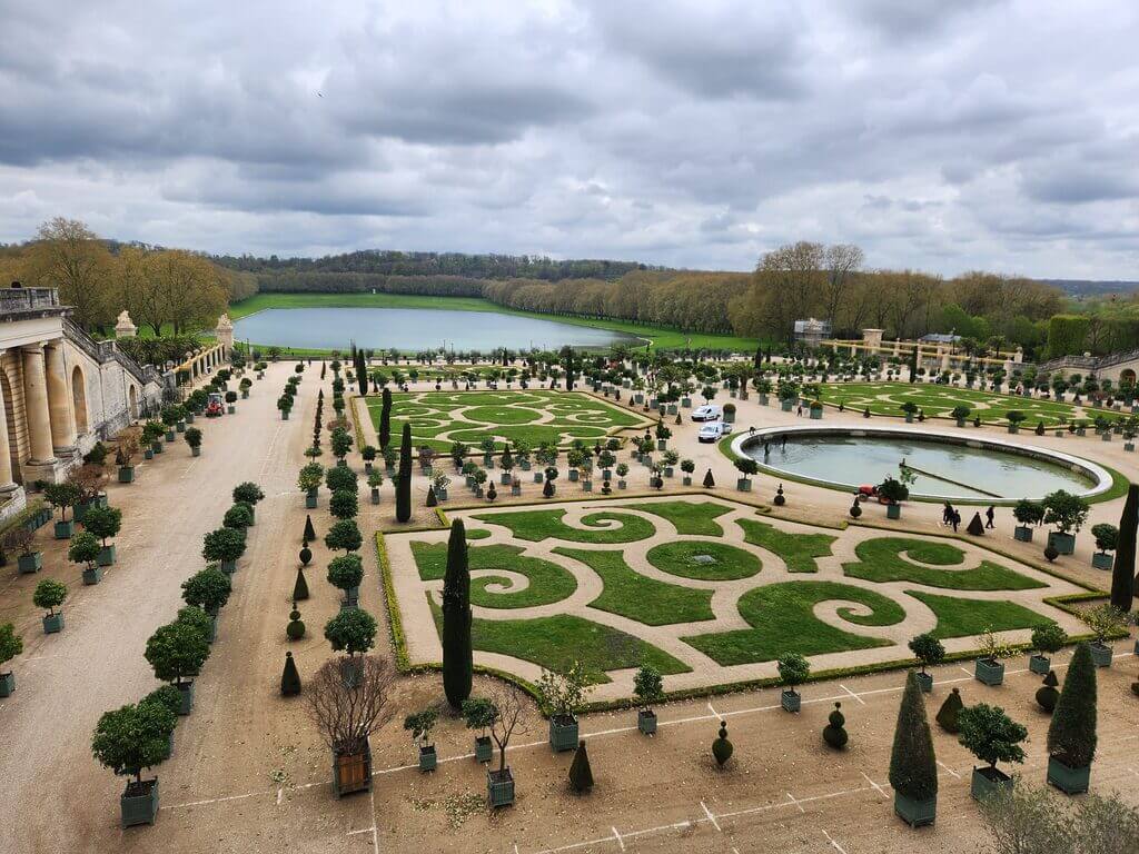 picture of the gardens in palace of versailles